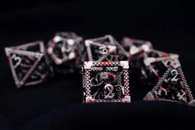 drawlab-metal-dice-hollow-bloody-cthulhu-w-rfelset-silber-7tlg image 1