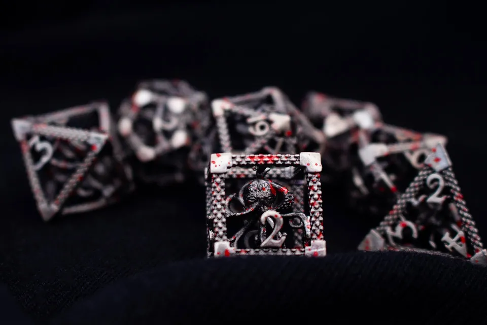 drawlab-metal-dice-hollow-bloody-cthulhu-w-rfelset-silber-7tlg image 1