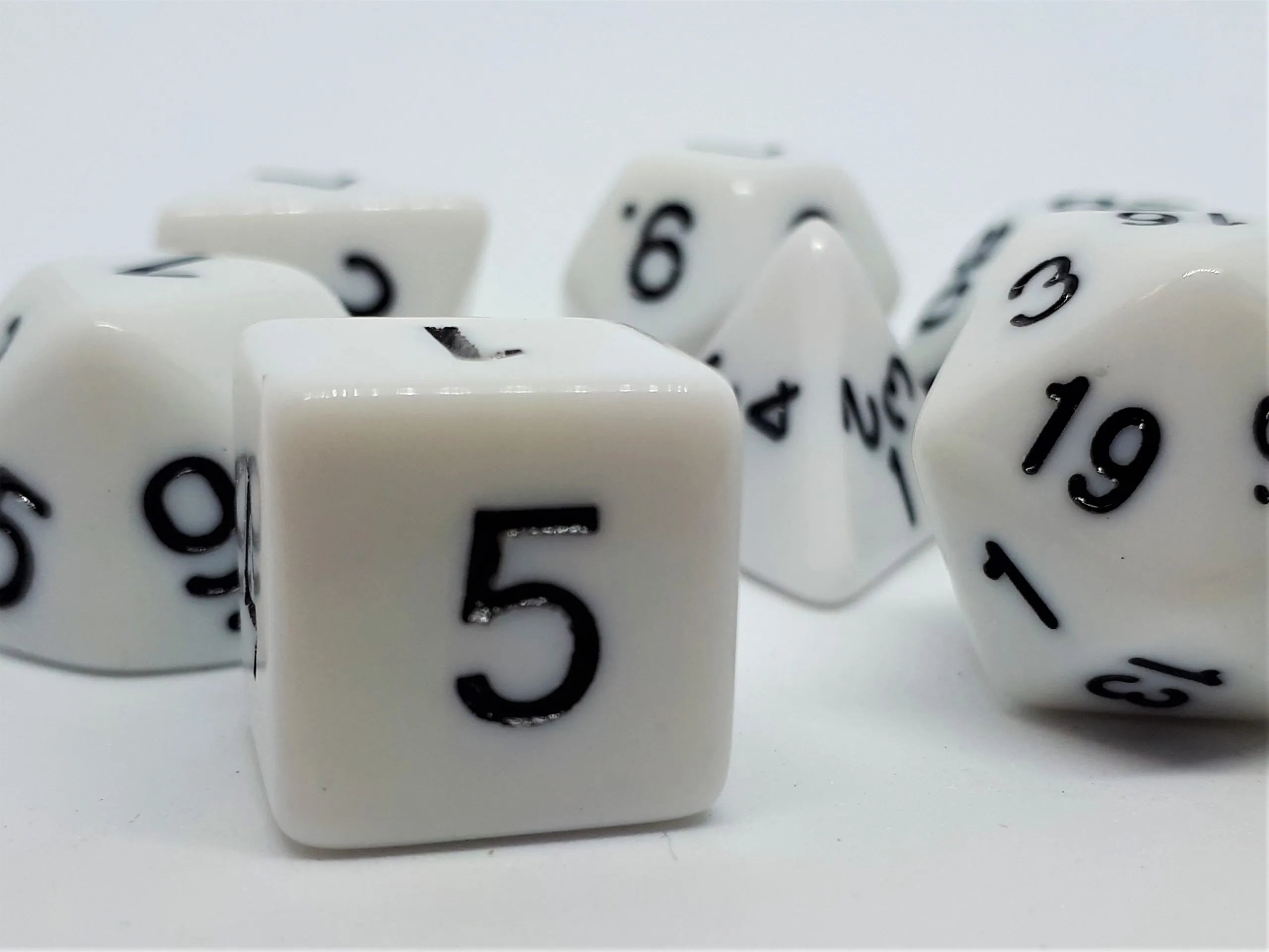 dice4friends-rpg-w-rfelset-opaque-white-7-w-rfel-schwarz image 1