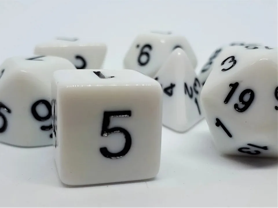 dice4friends-rpg-w-rfelset-opaque-white-7-w-rfel-schwarz image 1