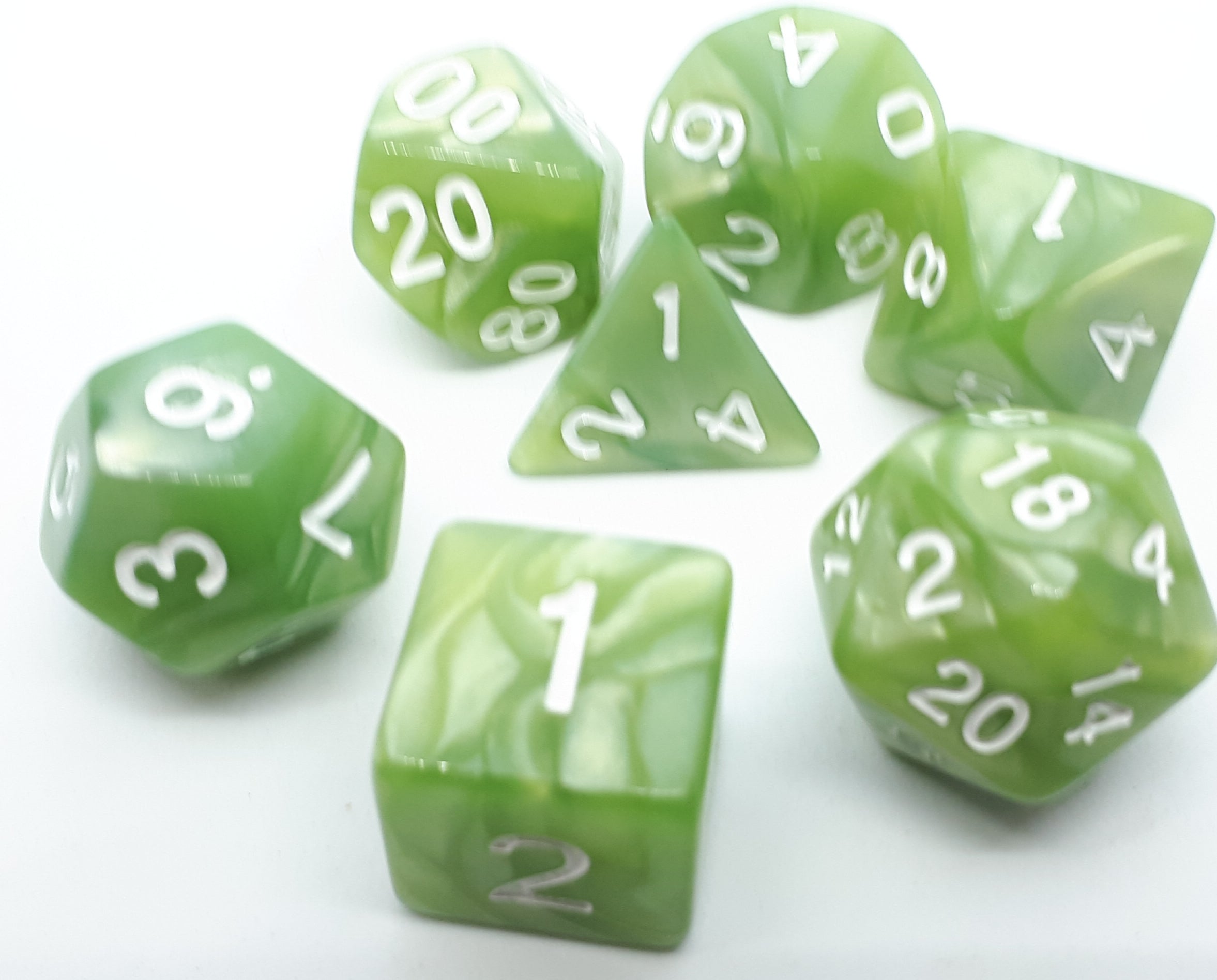 dice4friends-7-teiliges-rpg-w-rfelset-pearl-lightgreen-white image 2