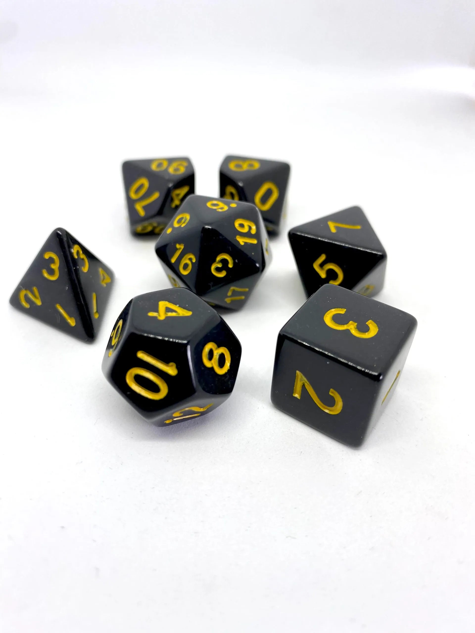 dice4friends-7-teiliges-rpg-w-rfelset-opaque-black-yellow-w-rfel image 1