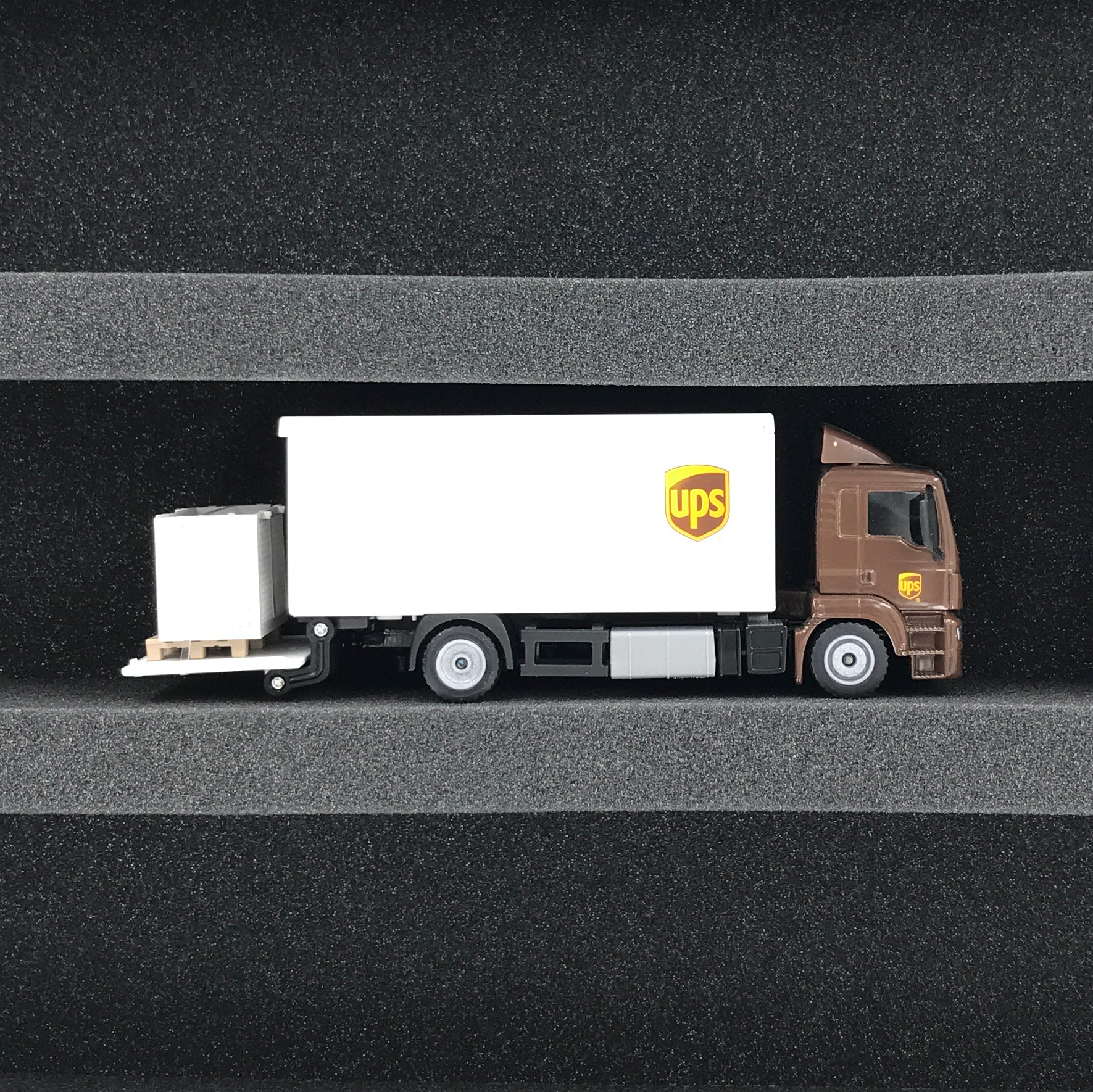 feldherr-ds065a003-schaumstoffeinlage-modell-lkw-1-50 image 3