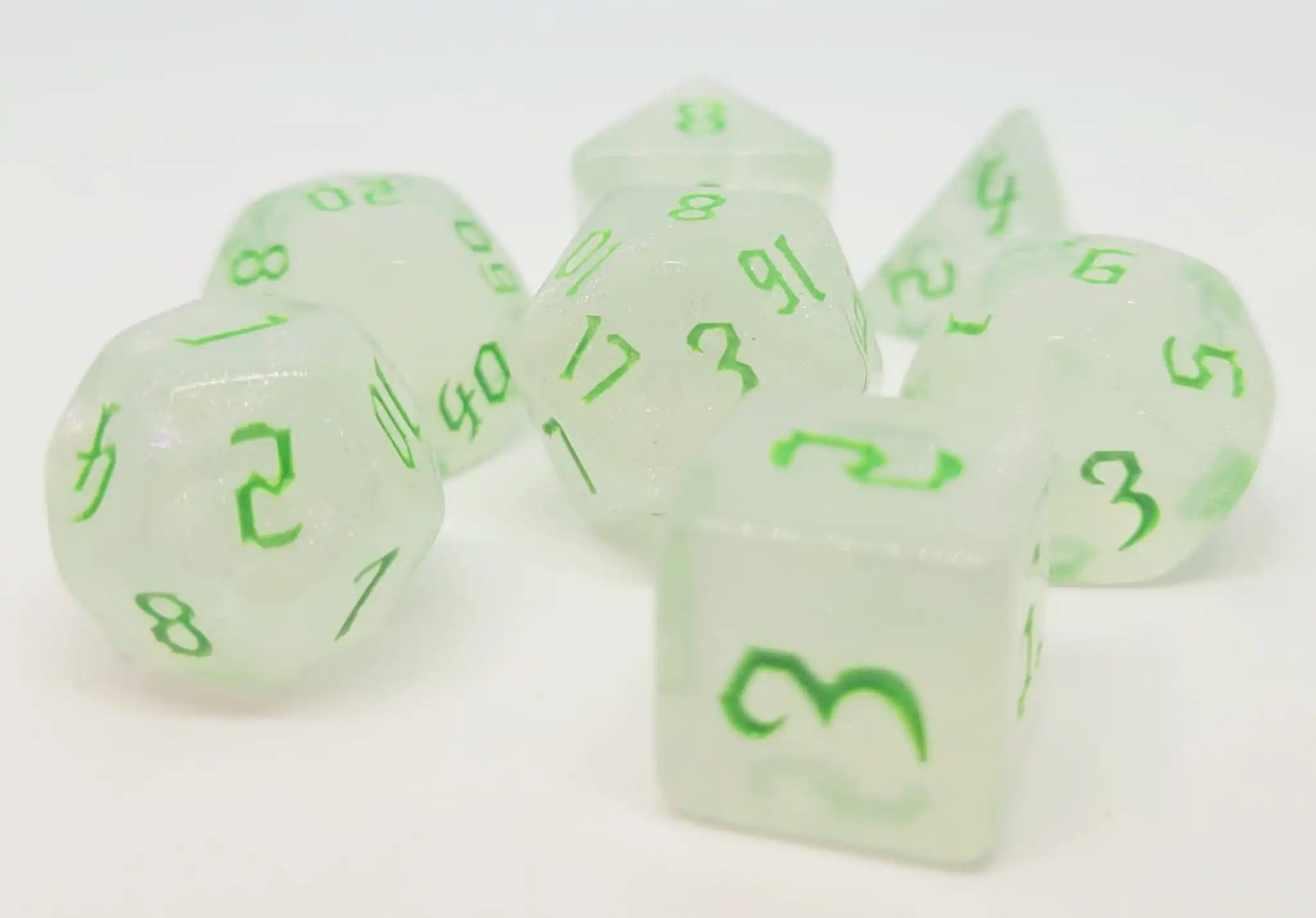 dice4friends-rpg-w-rfelset-7-teilig-galaxy-milky-shine-green image 1