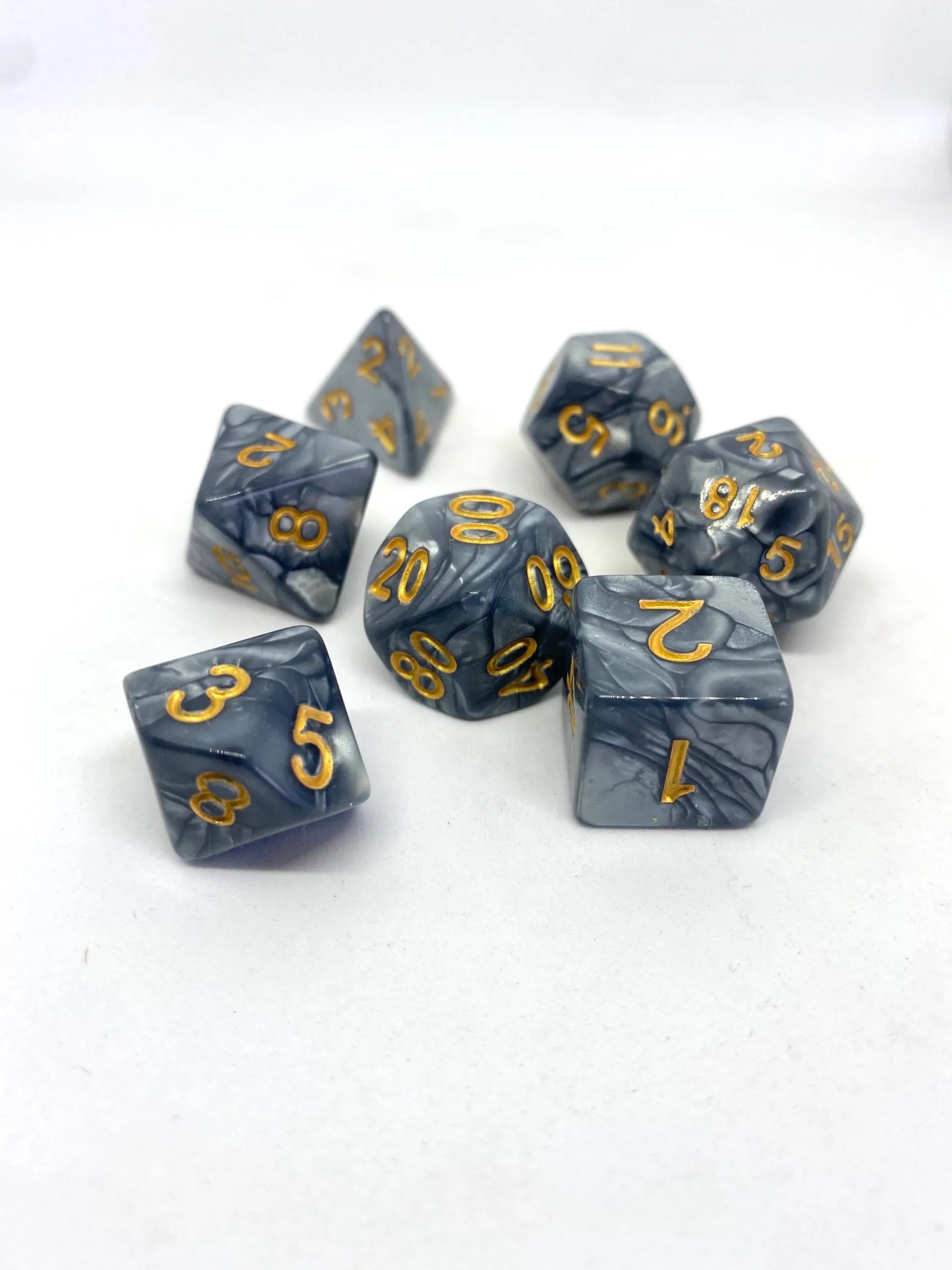 dice4friends-7-teiliges-rpg-w-rfelset-pearl-grey-gold-grau-7-w-rfel image 2