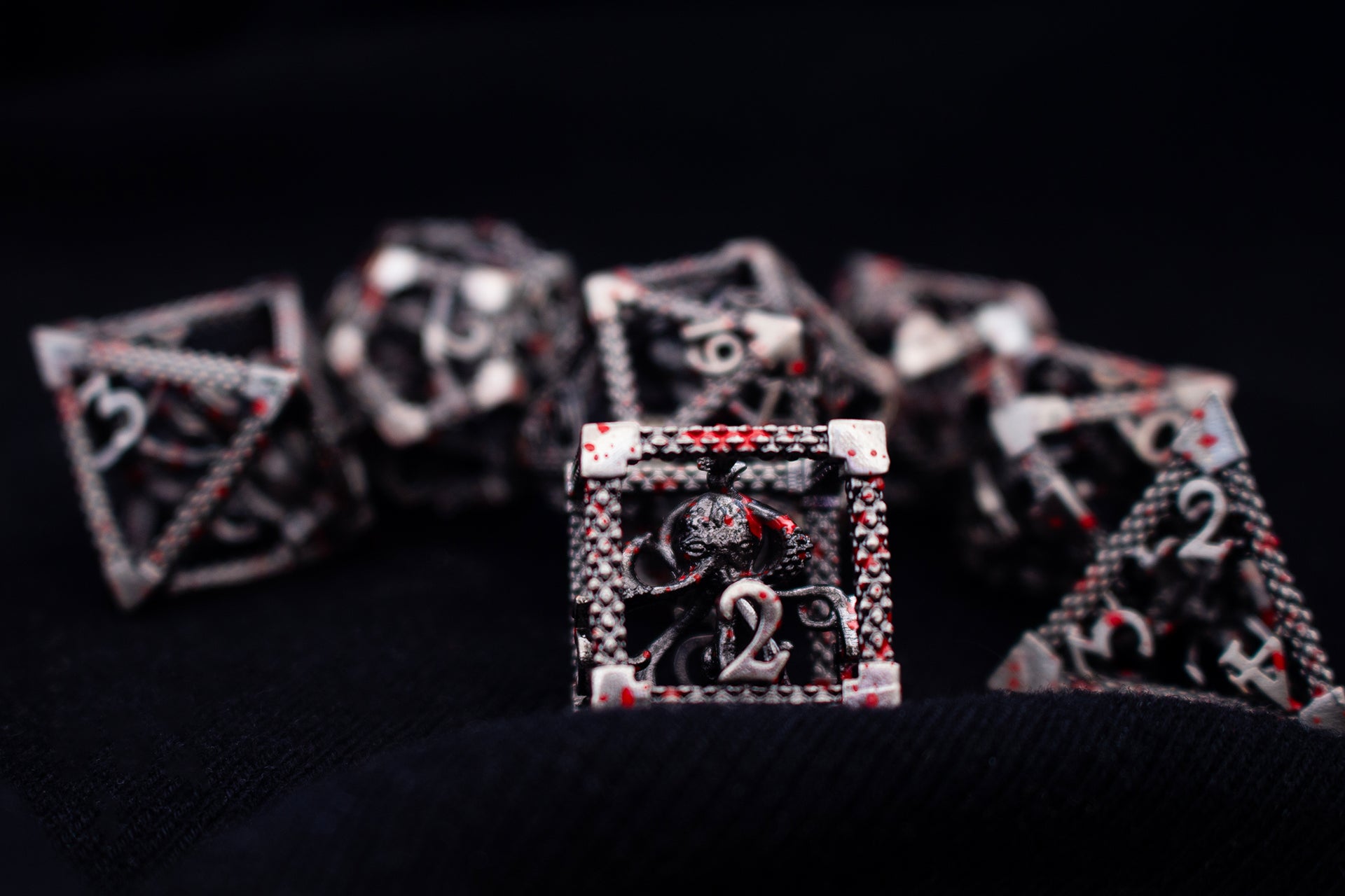 drawlab-metal-dice-hollow-bloody-cthulhu-w-rfelset-silber-7tlg image 1