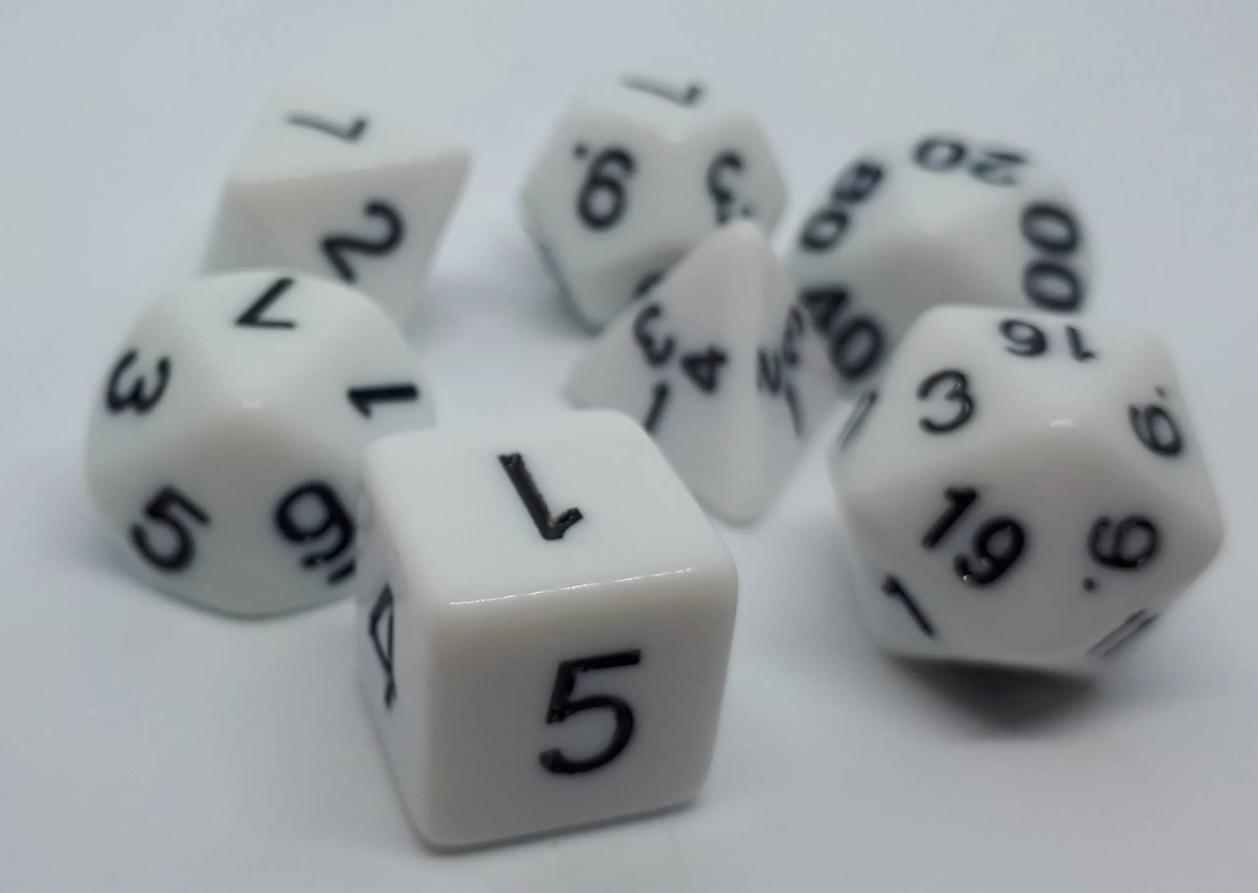 dice4friends-rpg-w-rfelset-opaque-white-7-w-rfel-schwarz image 2